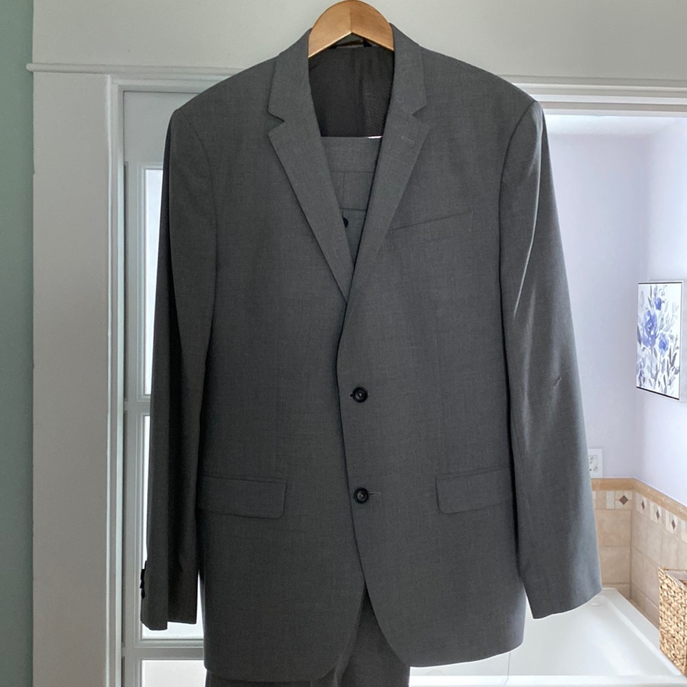 Banana republic gray suit polyester 44r jacket 35x32 pant